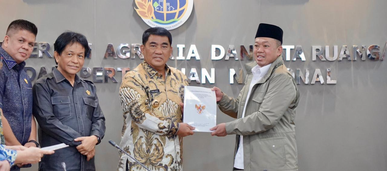 Menteri Nusron Serahkan Persub RTRW Sulut 2025-2044, Tekankan Keselarasan Tata Ruang Daerah.