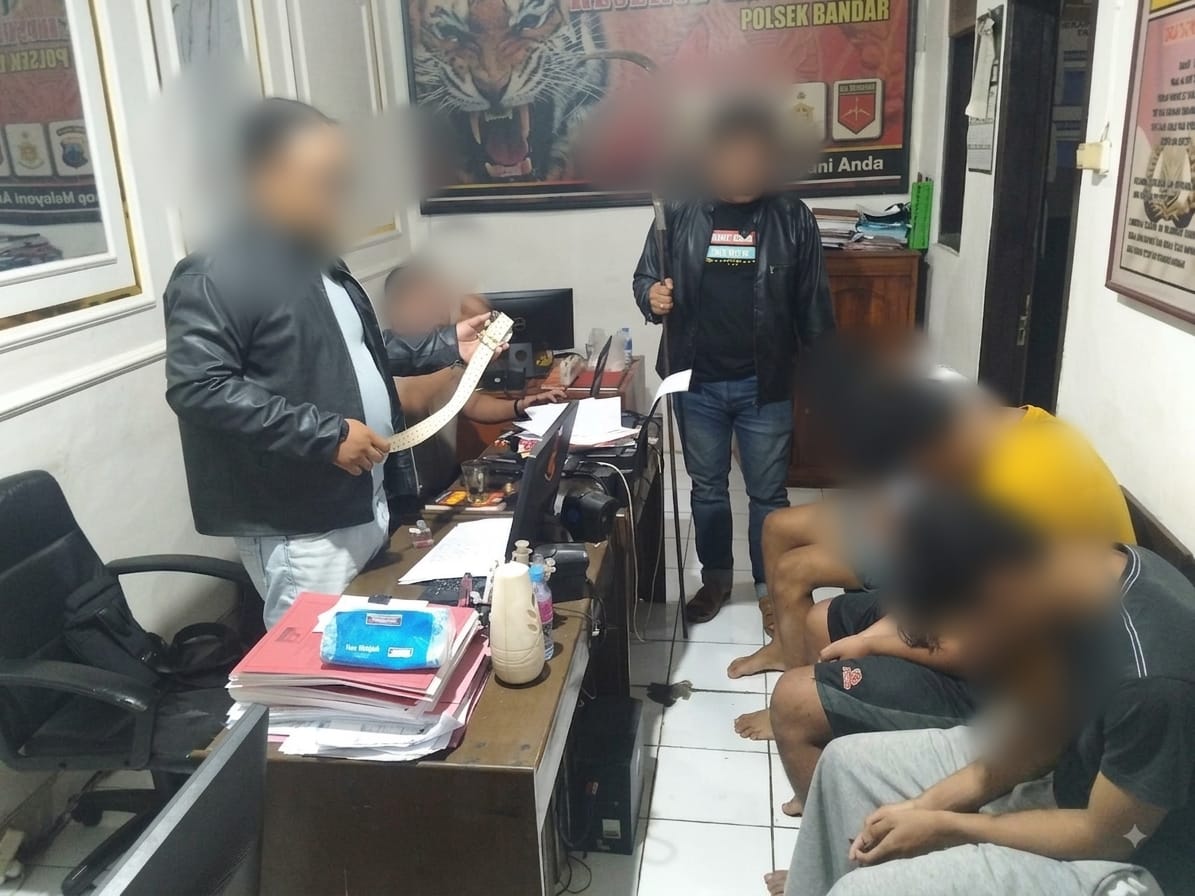 POLRESTA BATANG CEGAH TAWURAN REMAJA, SEJUMLAH ANAK DAN SENJATA TAJAM DIAMANKAN