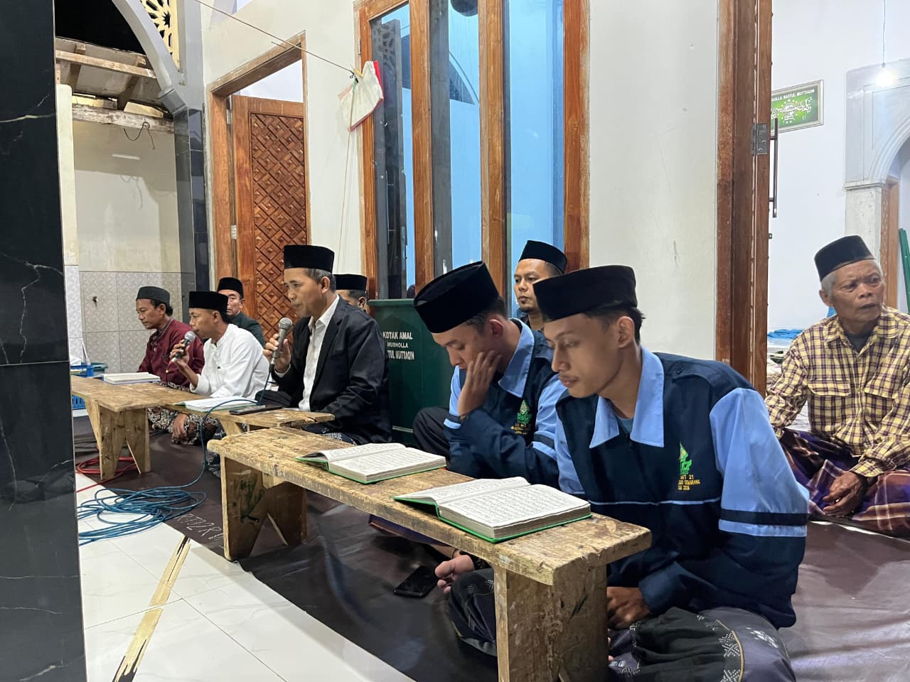 Semarak Malam Jumat Kliwon di Desa Kepuh, Mahasiswa KKN Ikut Lantunkan Barzanji Bareng Warga