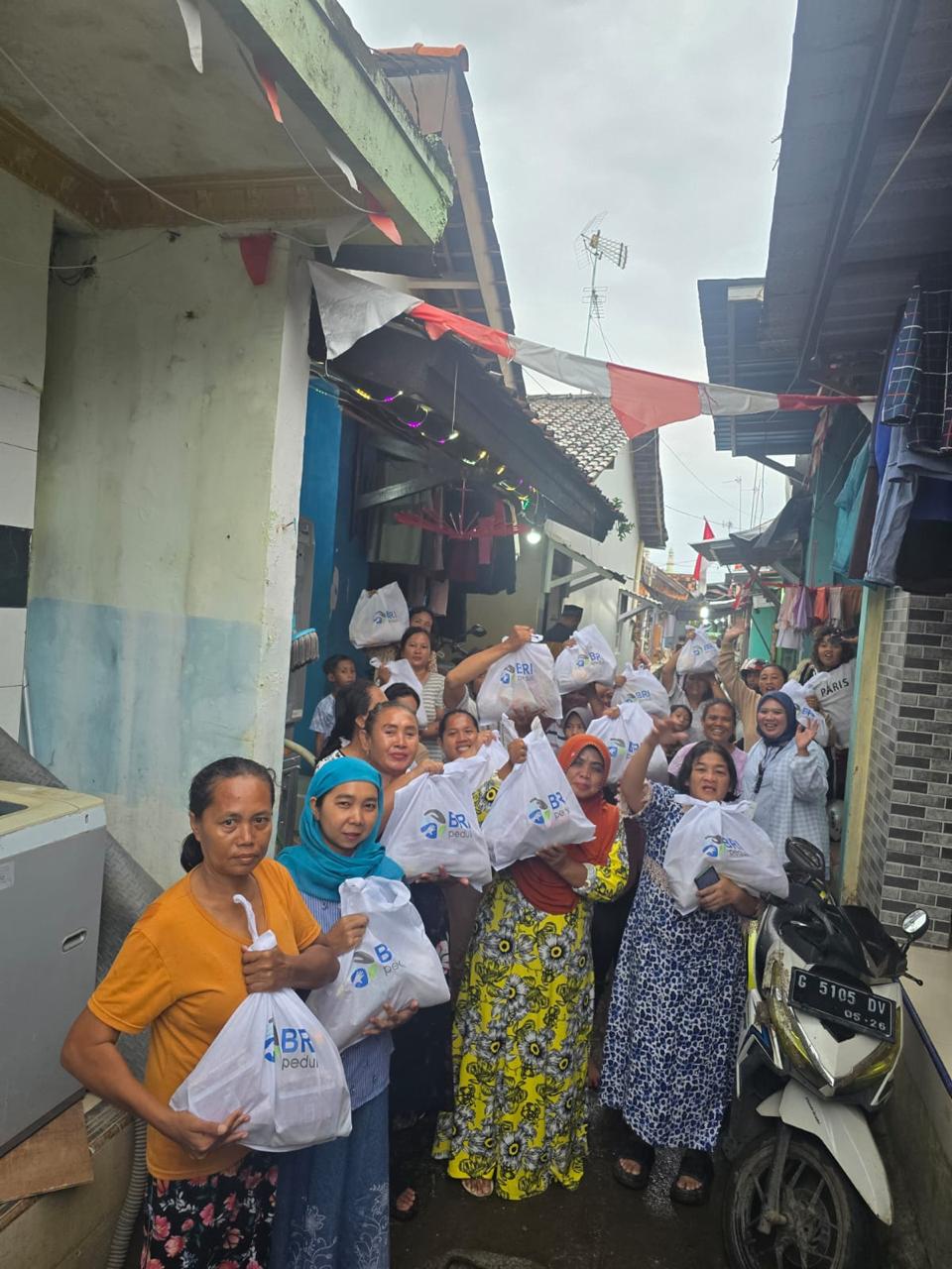BRI Peduli Hadir di Tengah Banjir Batang, Salurkan Bantuan Logistik untuk Warga Terdampak