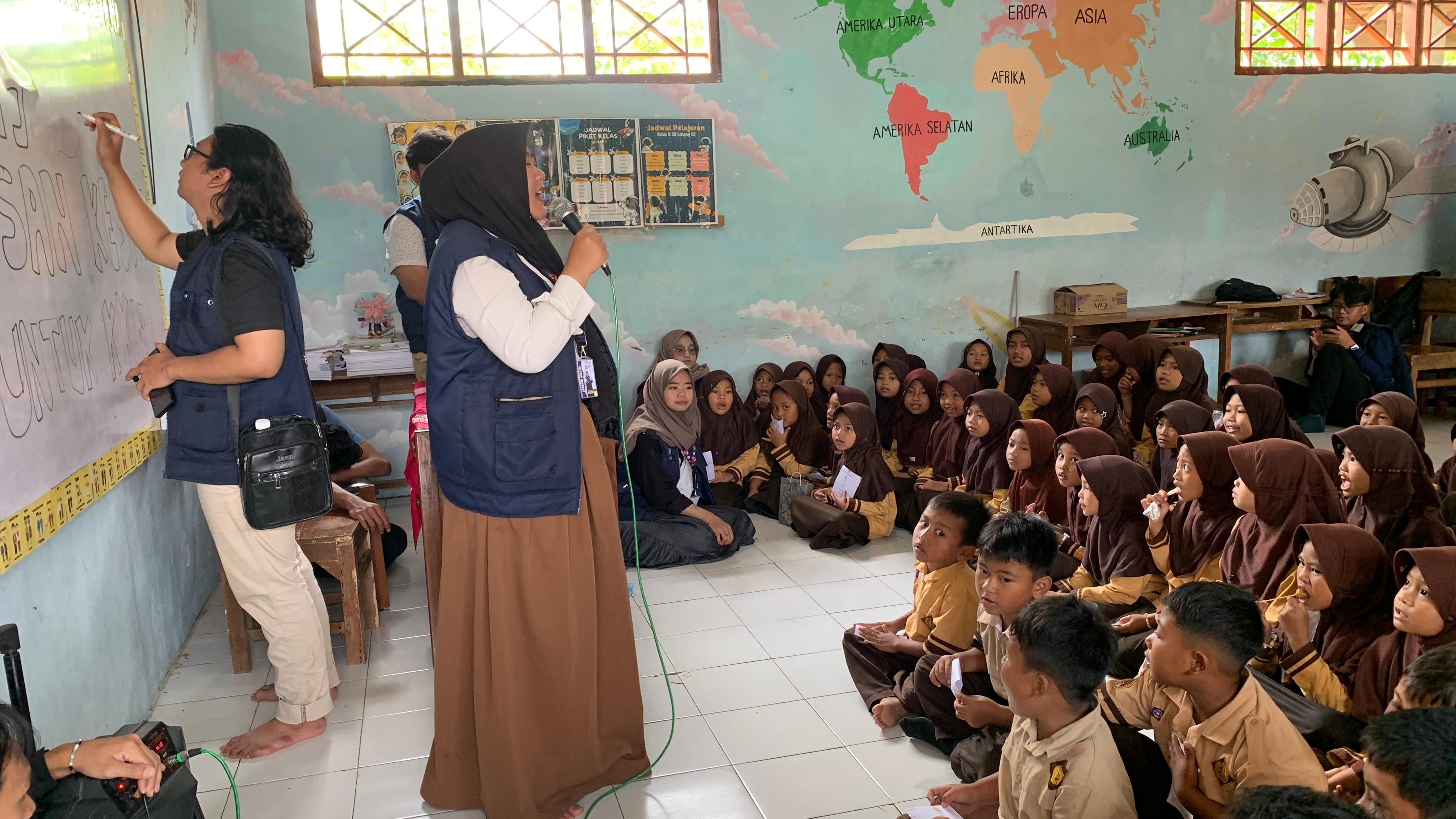 Momen Haru Mewarnai Perpisahan Mahasiswa KKN UIN Walisongo di SD Negeri Lobang 01