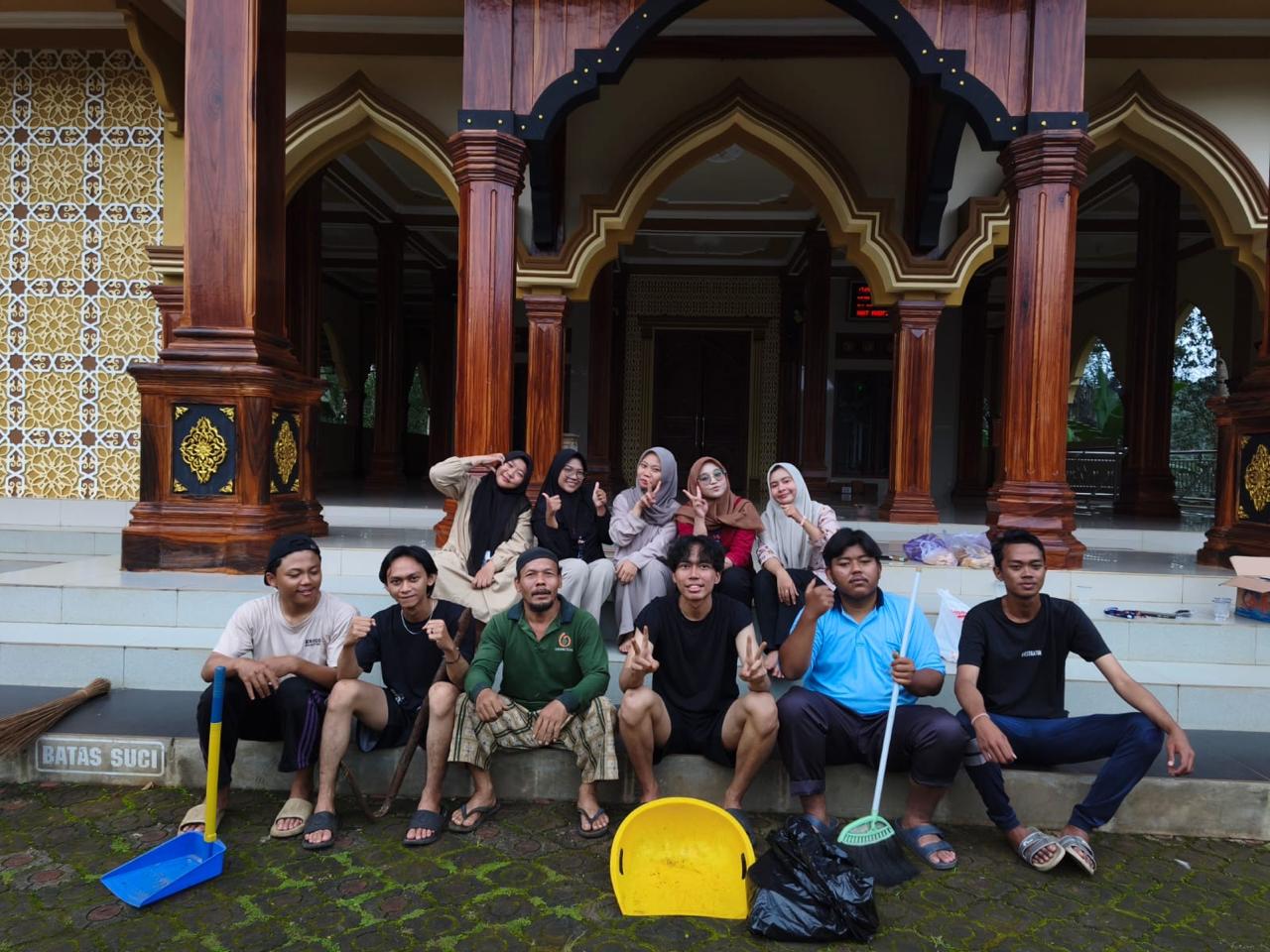 Sambut Ramadhan, 13 Mahasiswa KKN UIN Walisongo dan Karang Taruna Gelar Aksi Bersih Masjid Berkah(ABMB) di Desa Lobang