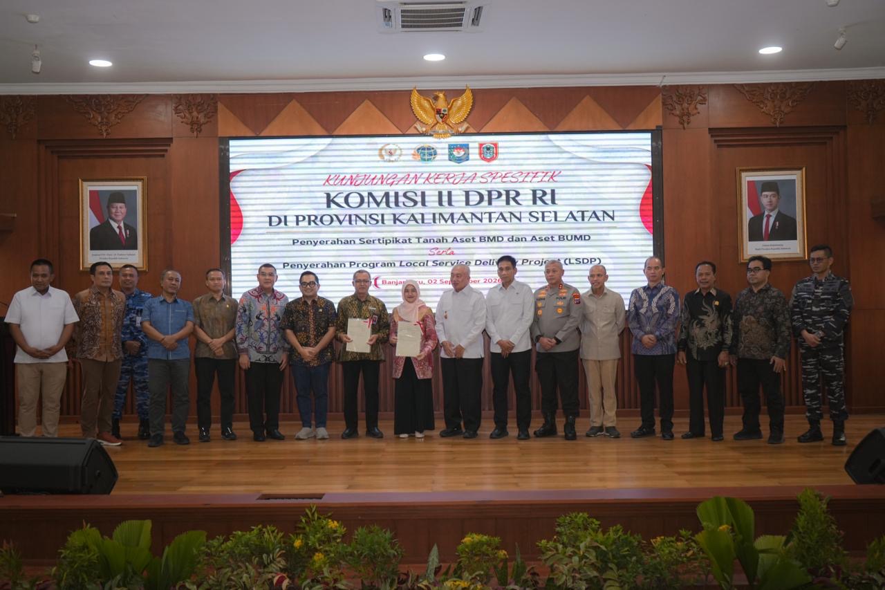 Serahkan Sertipikat Aset BMD dan BUMD Pemprov Kalsel, Wamen Ossy: Perkuat Kepastian Hukum Aset Daerah