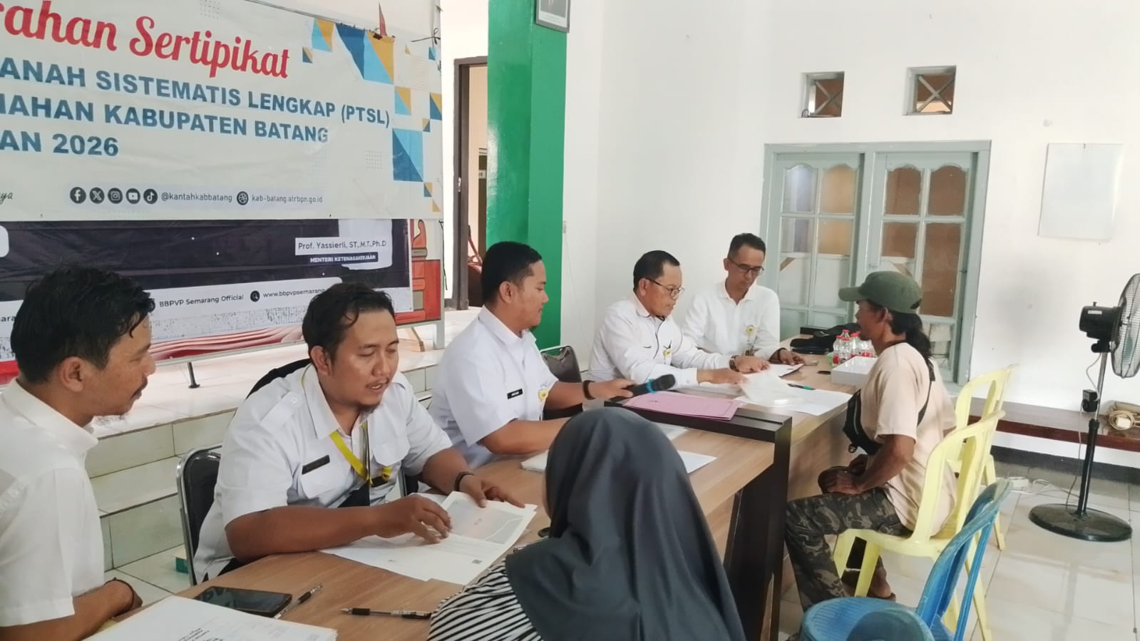 ATR/BPN Jateng - Kantah Kab. Batang Hadir Langsung ke Rumah Masyarakat, Serahkan Sertipikat Tanah MBR di Desa Wonotunggal