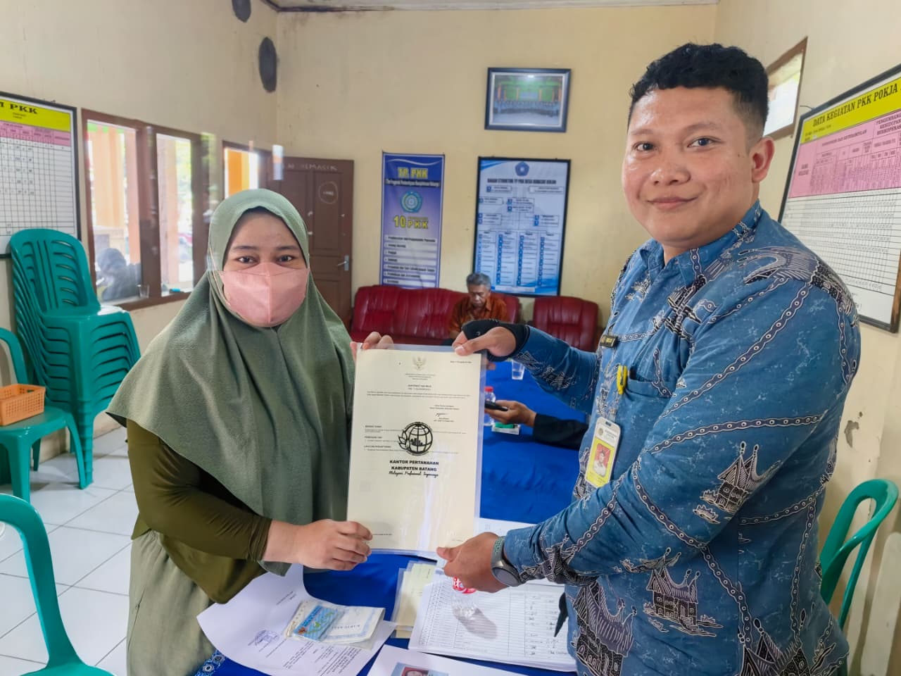 Wujudkan Kepastian, Perkuat Perlindungan Hak Atas Tanah : Kantah Kab. Batang Serahkan 78 Sertipikat PTSL 2026  di Desa Denasri Kulon, Kec. Batang