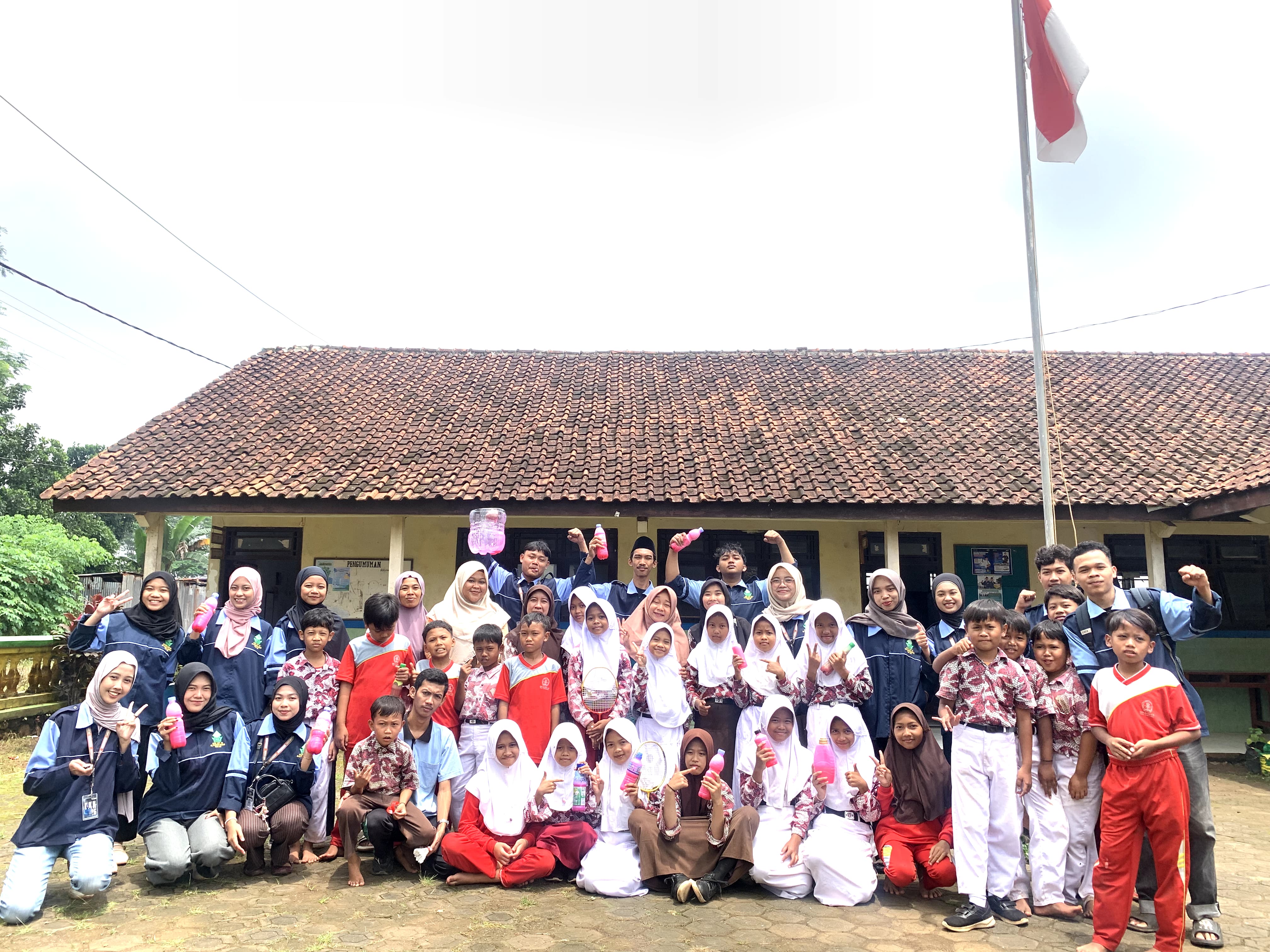 MAHASISWA KKN-MIT 21 UIN WALISONGO POSKO 4 BERDAYAKAN KREATIVITAS SISWA SD NEGERI DLISEN 01 MELALUI PELATIHAN PEMBUATAN SABUN