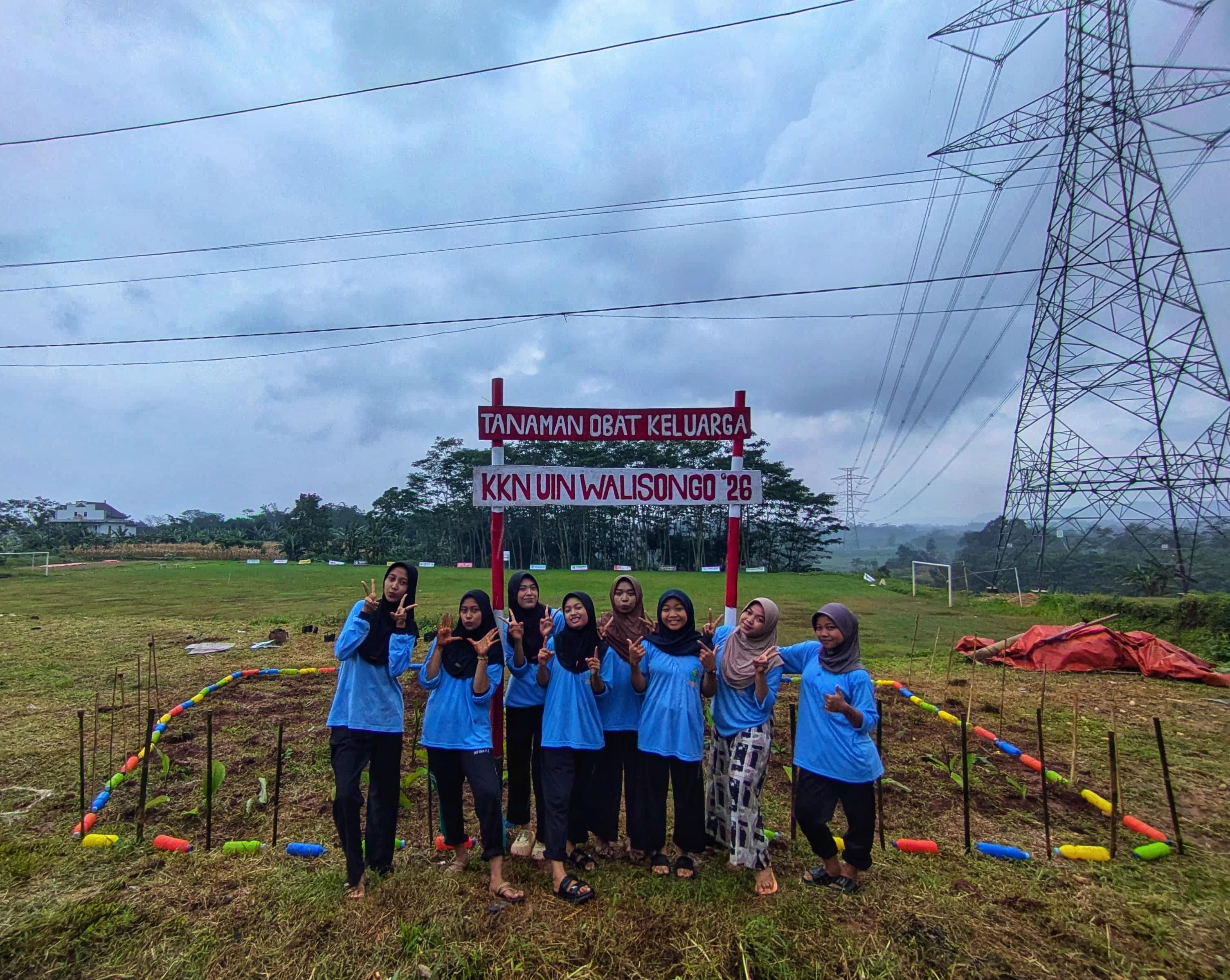 Mengubah Lahan Kosong Jadi Apotek Hidup: Kisah Mahasiswa KKN UIN Walisongo Menanam TOGA di Desa Dlisen