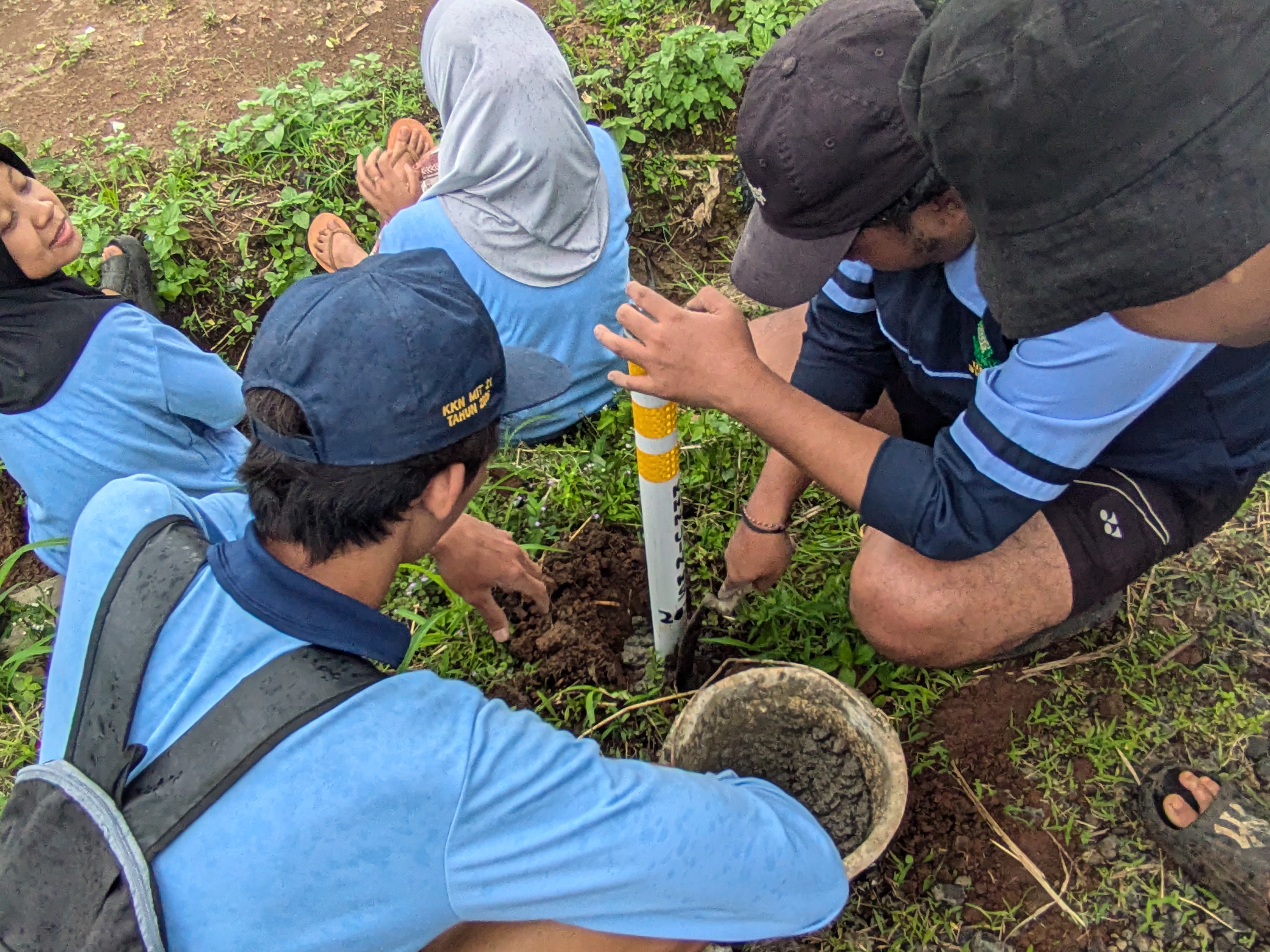 MAHASISWA  KKN-MIT 21  UIN WALISONGO  POSKO 4 2026  LAKSANAKAN PEMBUATAN REFLEKTOR PEMBATAS JALAN  DI DESA DLISEN