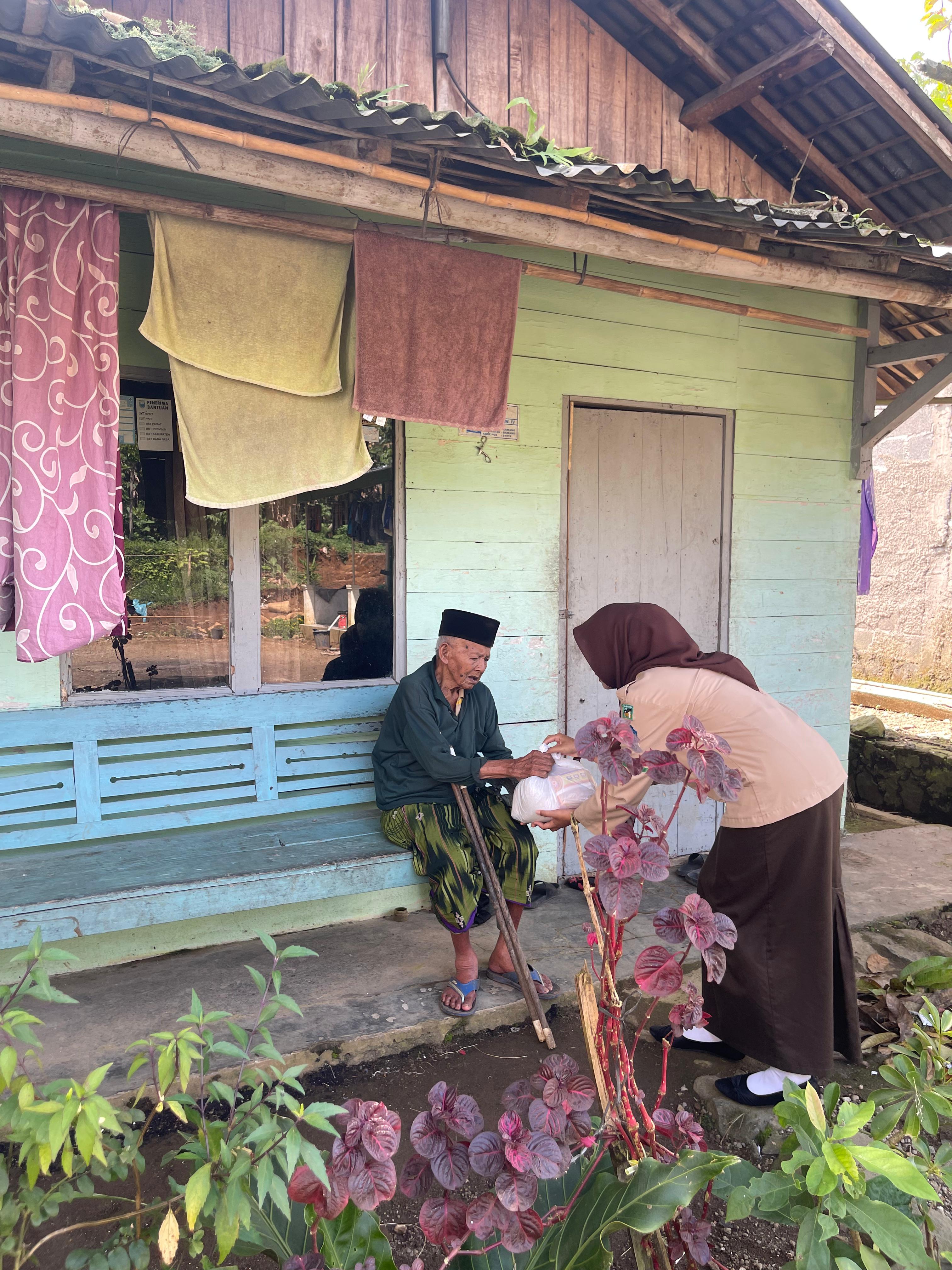 Menguatkan Nilai Kepedulian, Siswa MA Sunan Kalijaga Salurkan Bantuan